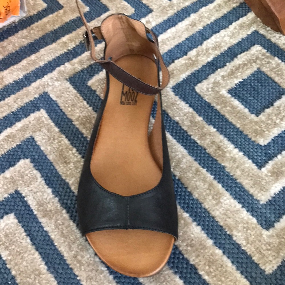 Mix Mooz black and brown ankle strap sandal!